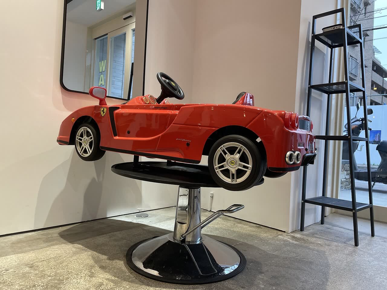 赤い車の形をしたキッズチェア